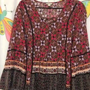 Very cute, stylish shirt w/ flared sleeves/bottom